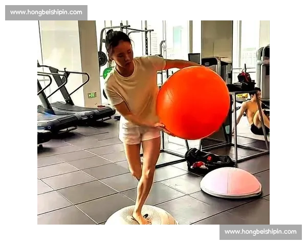 女子不穿内衣比赛引发热议，运动场上挑战舒适与自由的极限